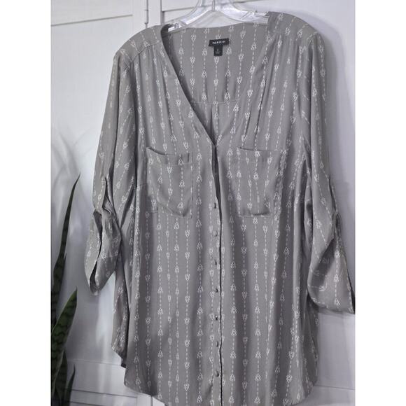 Torrid Harper Crepe Button-Up V-Neck Tribal Print 3/4 Sleeve Blouse 2 Grey - Picture 3 of 7